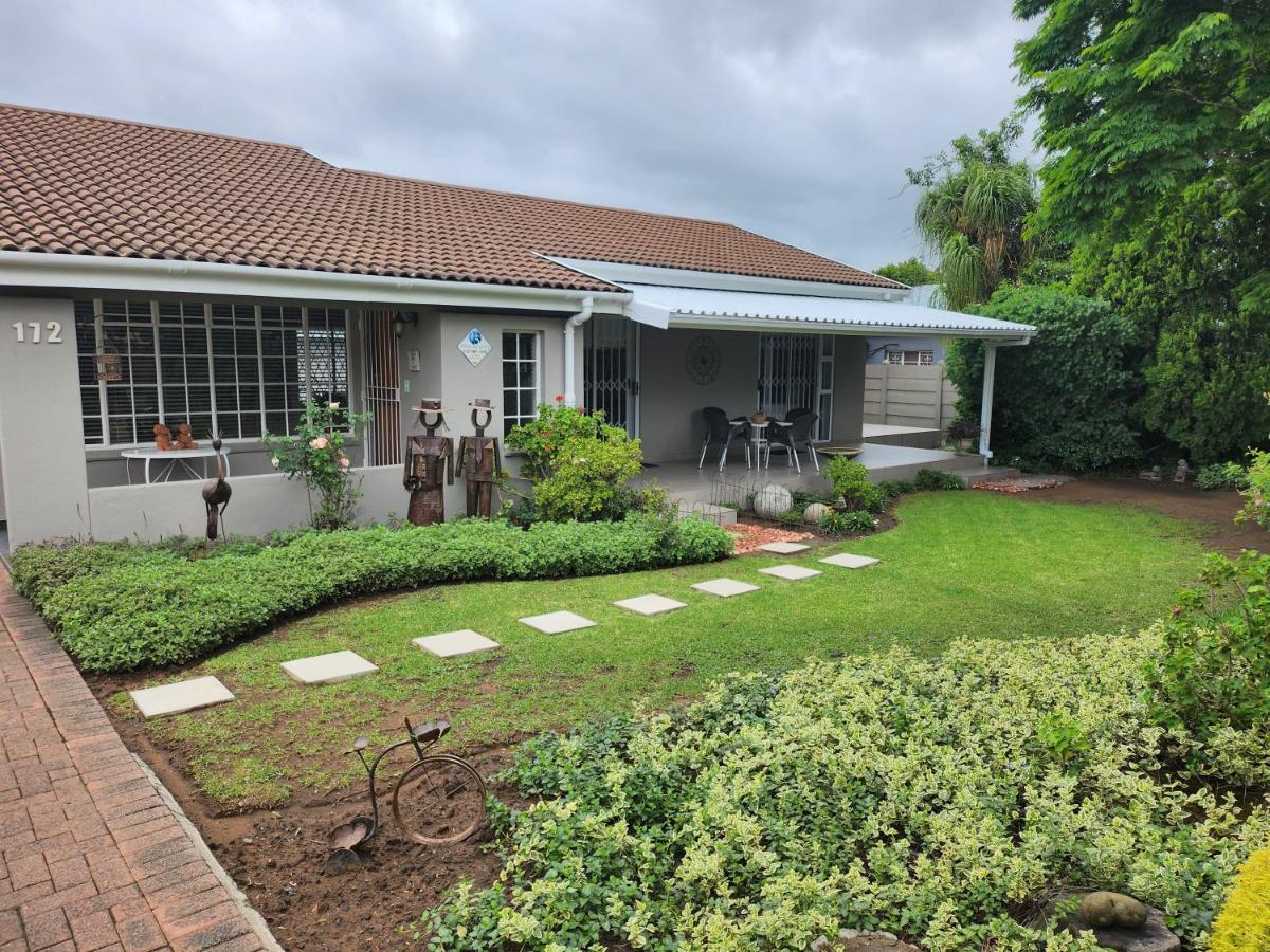 Rosewood Guest Cottage - Bed and Breakfast