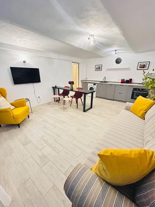 Vibrant apartment #12lunipebega - B&B Timişoara