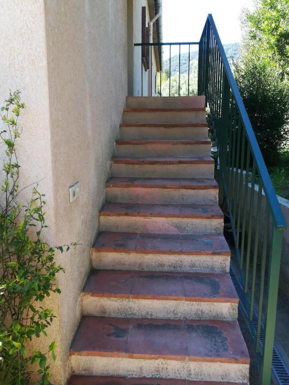 Appartement EST classé 3 étoiles au 1er étage d'une maison avec jardin dans un quartier calme - B&B Cavalaire-sur-Mer