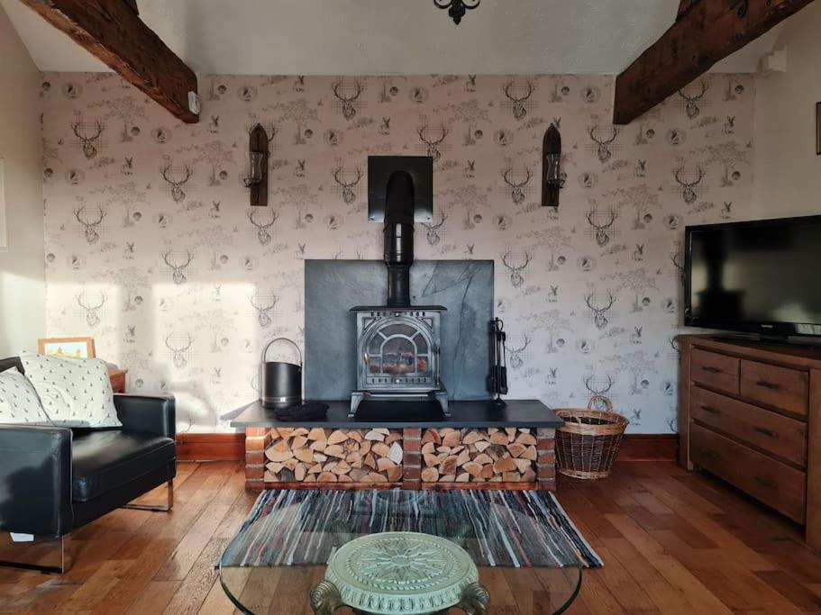 Romantic rural cottage, log burner, Smart TV early check in ,large gardens - B&B Llangefni