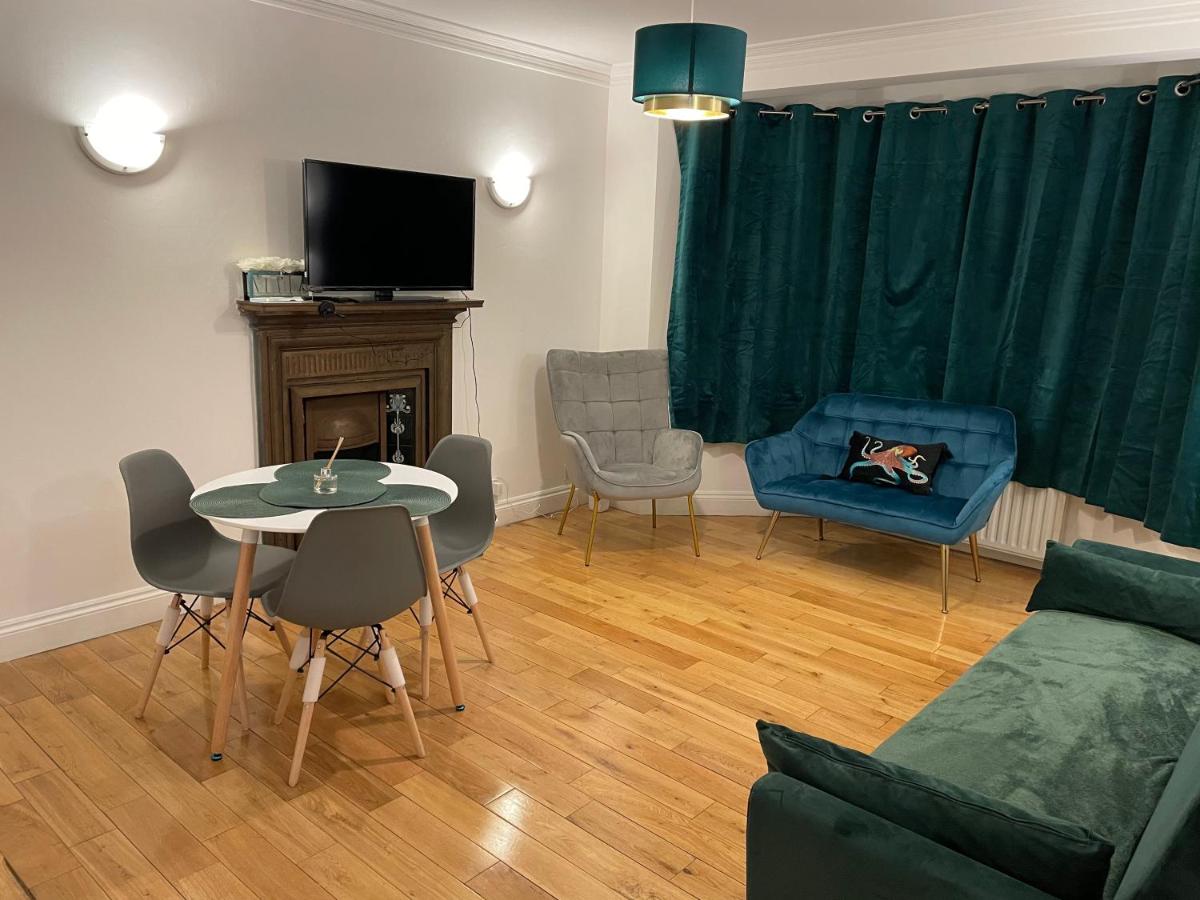 B&B Barrio de Ealing - Superb 2 Bedrooms Ealing Broadway Apartment next to Tube & Buses - Bed and Breakfast Barrio de Ealing