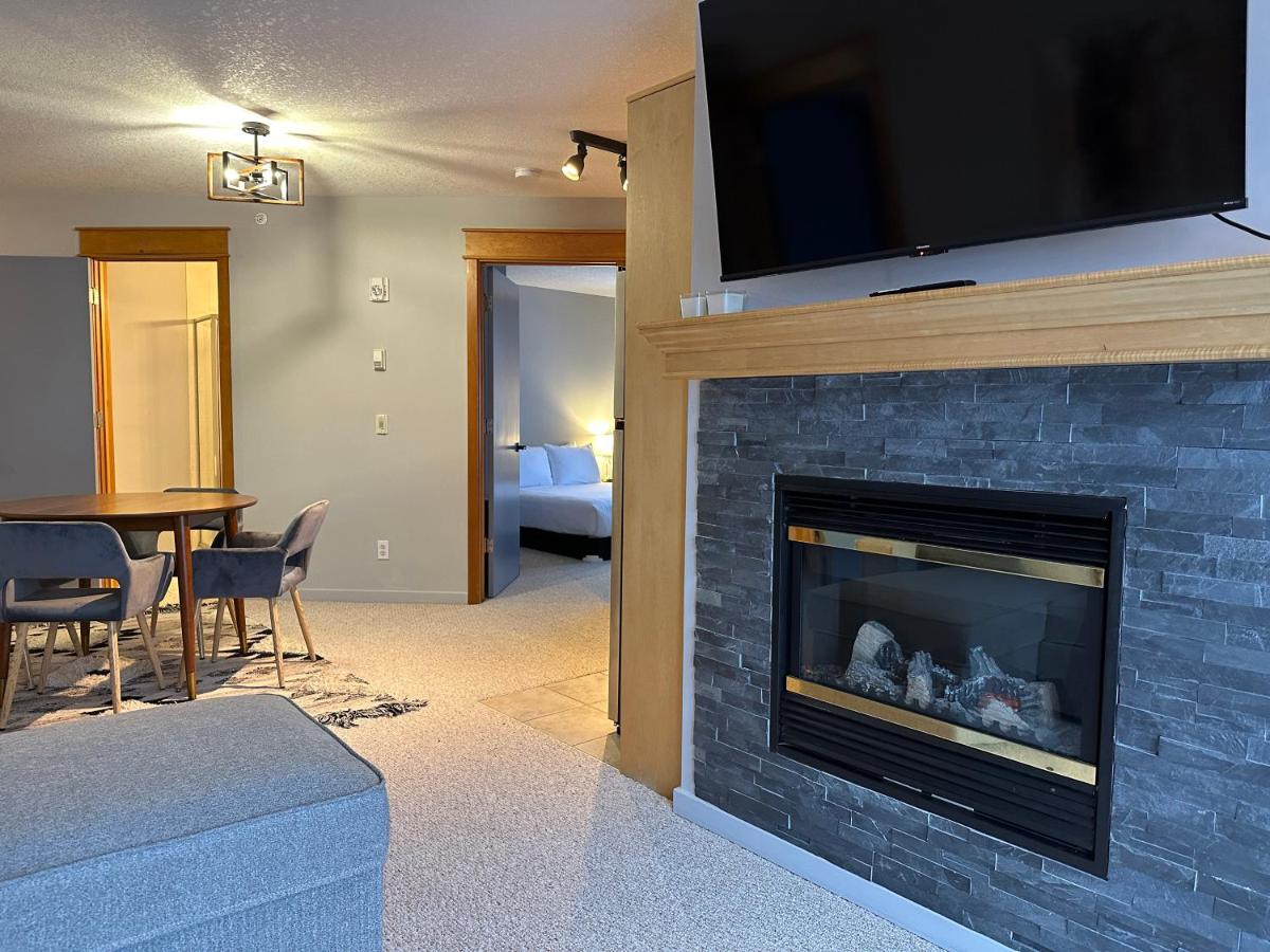 W400 Mountain Surround Top Floor Canmore Vacation - Ferienwohnung Canmore
