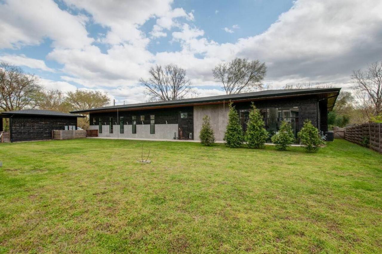 Unique Modern Ranch w Year Round Pool and Hot Tub - B&B