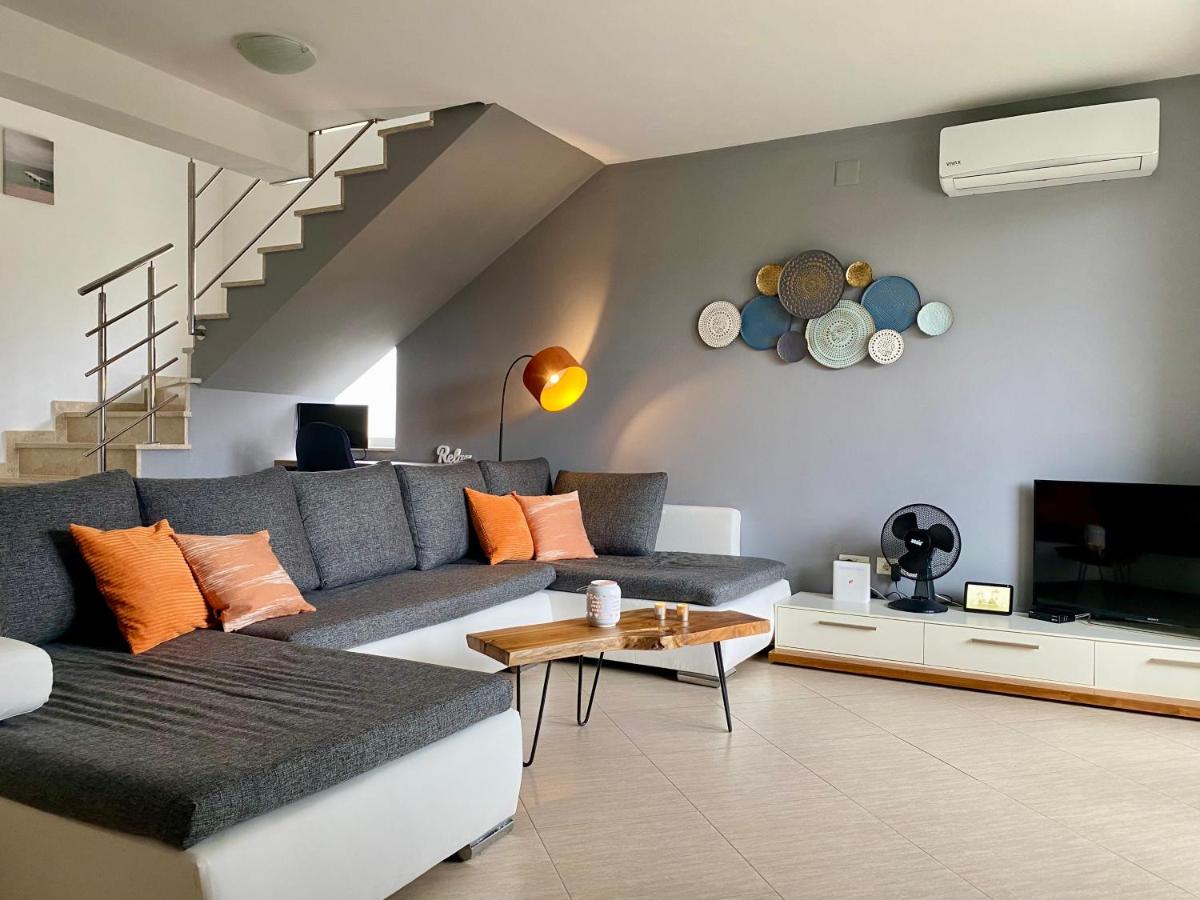 Modern and spacious 3-bedroom apartment with balcony & garden near beach - B&B