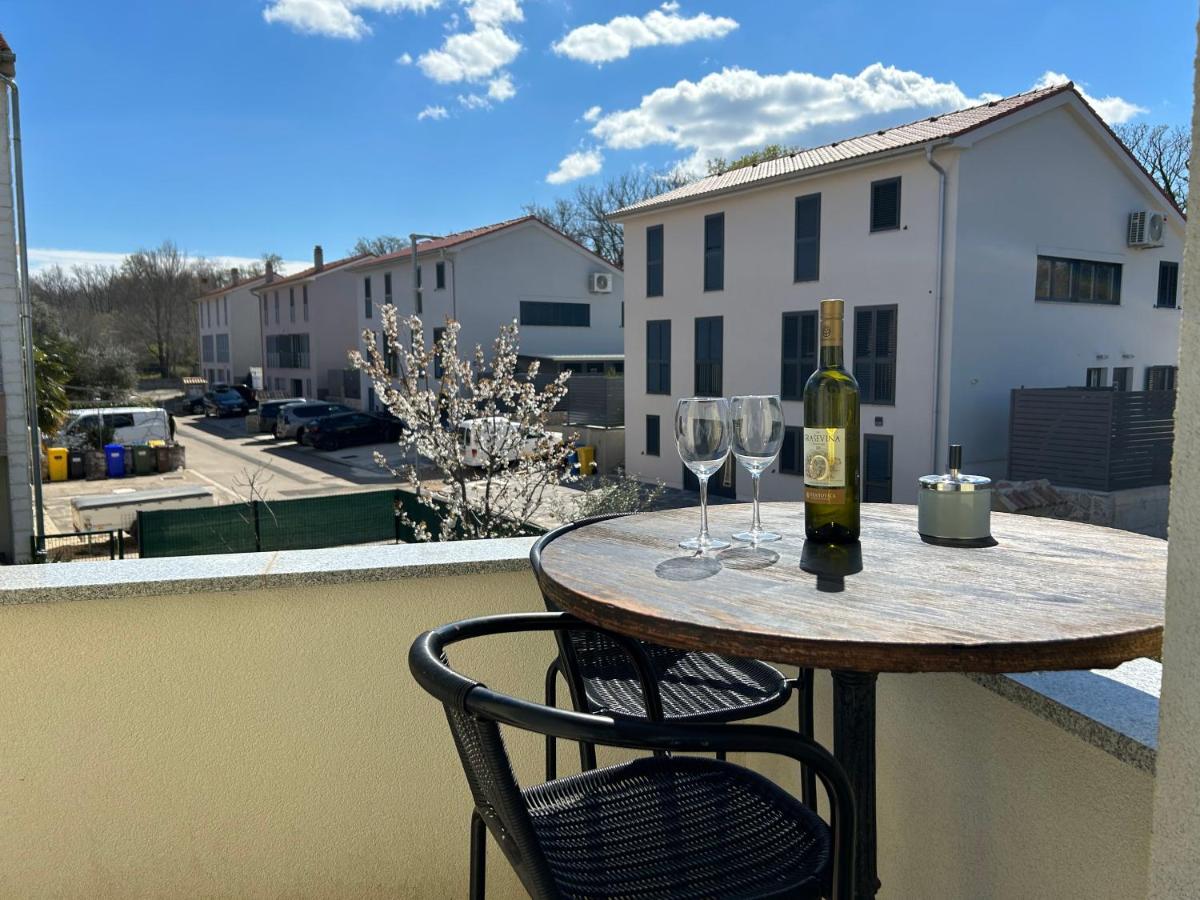 Modern and spacious 3-bedroom apartment with balcony & garden near beach - B&B Malinska