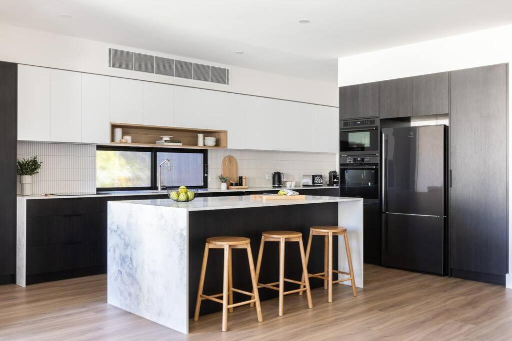 'Stop 12' - Luxury home close to Glenelg - B&B