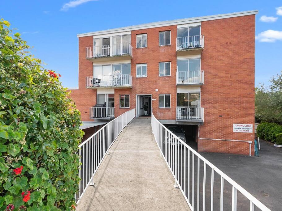 Sandy Bay apartment with Hobart river view, near UTAS - stroll to cafes and shops - Chambres d'hôtes Hobart