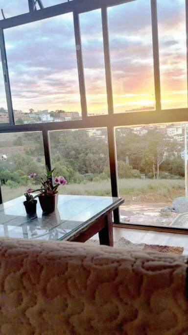 Casa inteira, novíssima, 3 quartos, 2 BH, 800m da UFJF - Bed and Breakfast Juiz de Fora