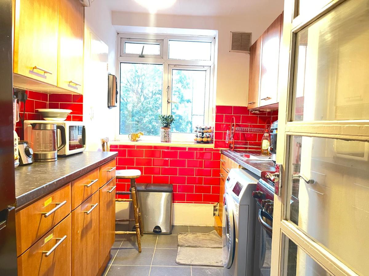 B&B Raynes Park - Room with king size bed and shared kitchen - Bed and Breakfast Raynes Park