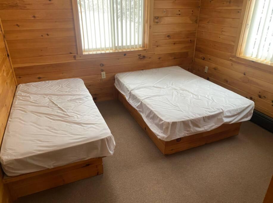 Brimley Lodge / Sleeps 36 / Snowmobile & ORV Trail - B&B Brimley