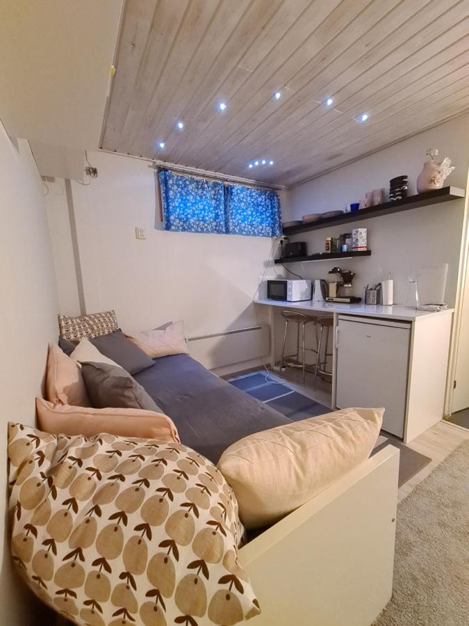 Rauhallinen kaksio Lahdentie tuntumassa, lentokenttämajoitus ja sähköauton latauspiste - B&B