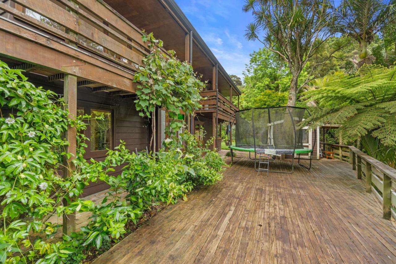 Treetop Sanctuary - Titirangi Holiday Home - B&B Auckland