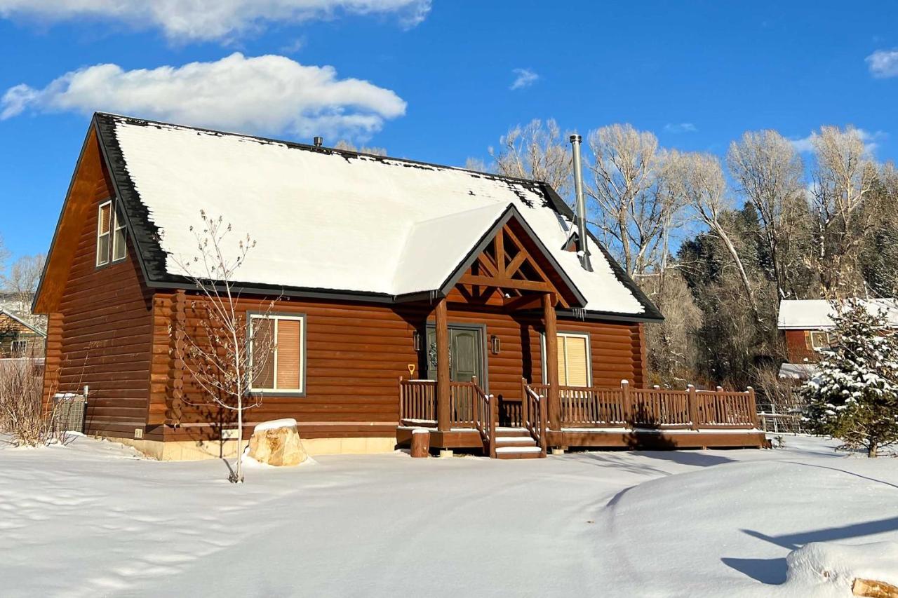 B&B Oakley - Beautiful Oakley Cabin with Private Hot Tub and Views! - Bed and Breakfast Oakley