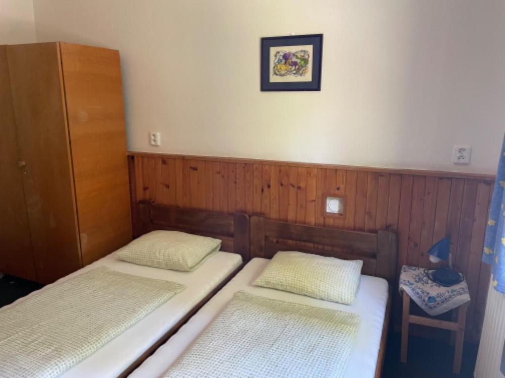 Doppel- oder Zweibettzimmer