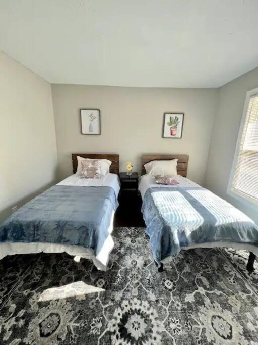 Modern 2-story apt w/ high speed Wi-Fi & Patio! - B&B