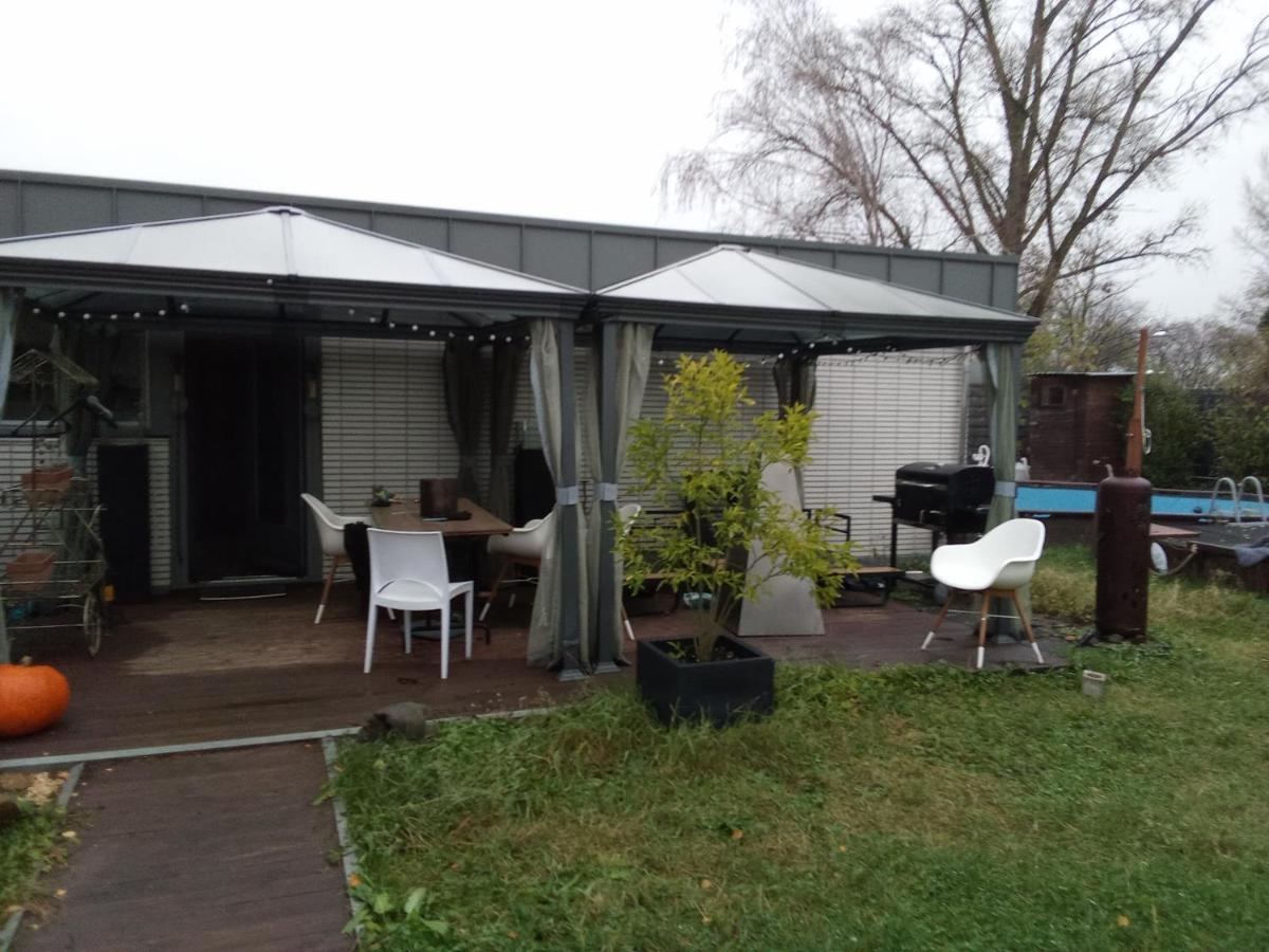 B&B Speyer - Bungalow am Flugplatz - Bed and Breakfast Speyer