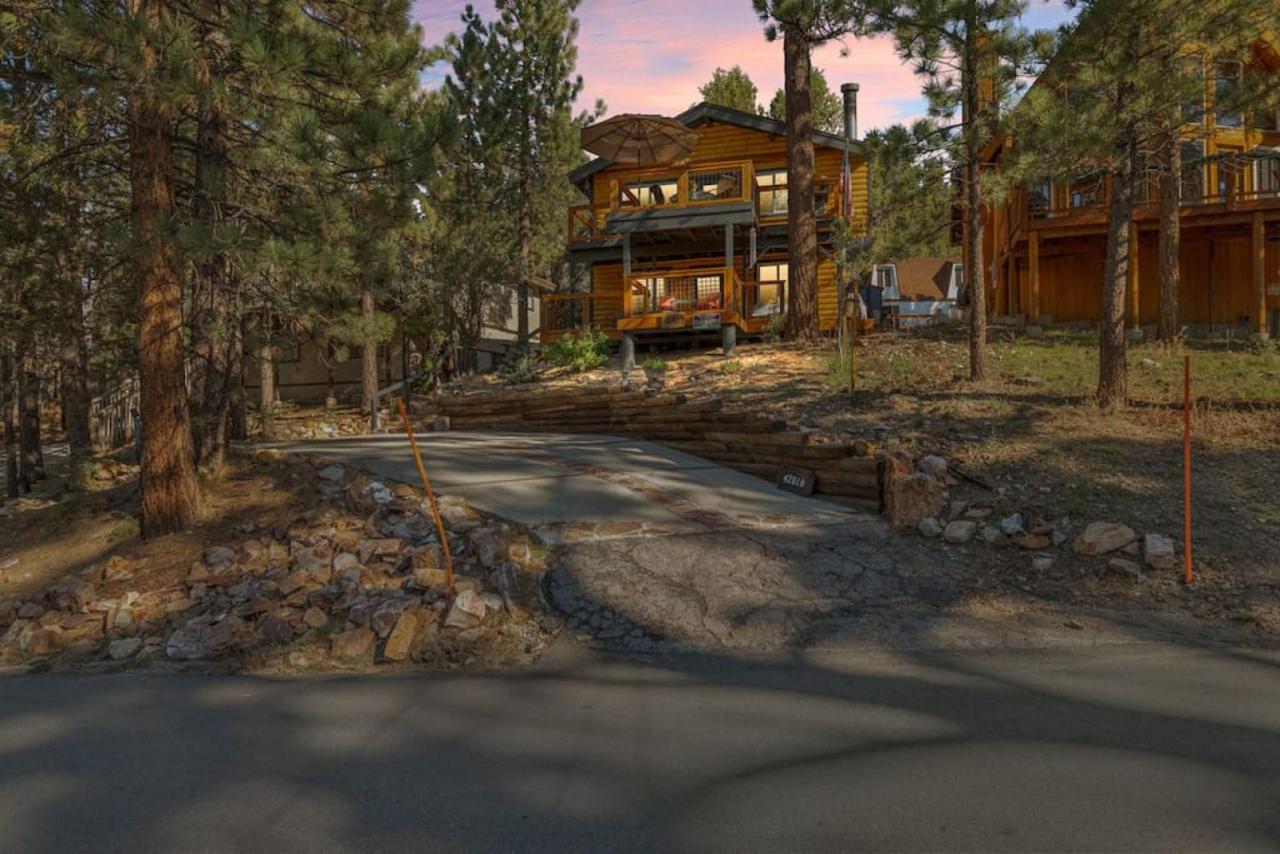 Monterey Log Lair with Pool Table - Slope Views - B&B