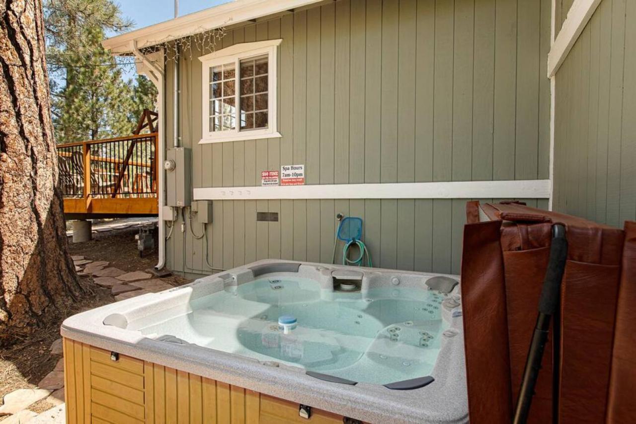 Snowcrest Lodge: Family Game Retreat, Hot Tub & EV - B&B Big Bear Lake