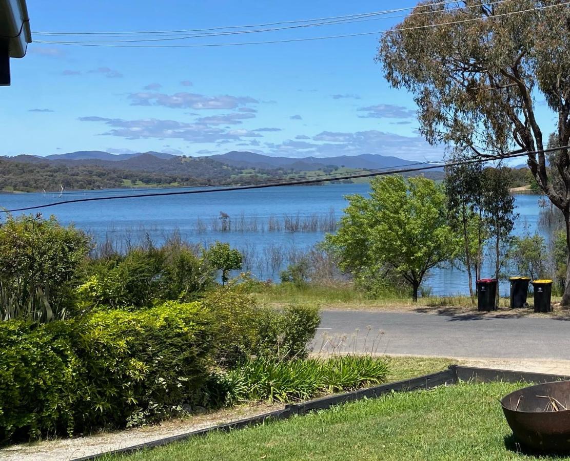 Relax in the spa with views opposite Lake Eildon - B&B
