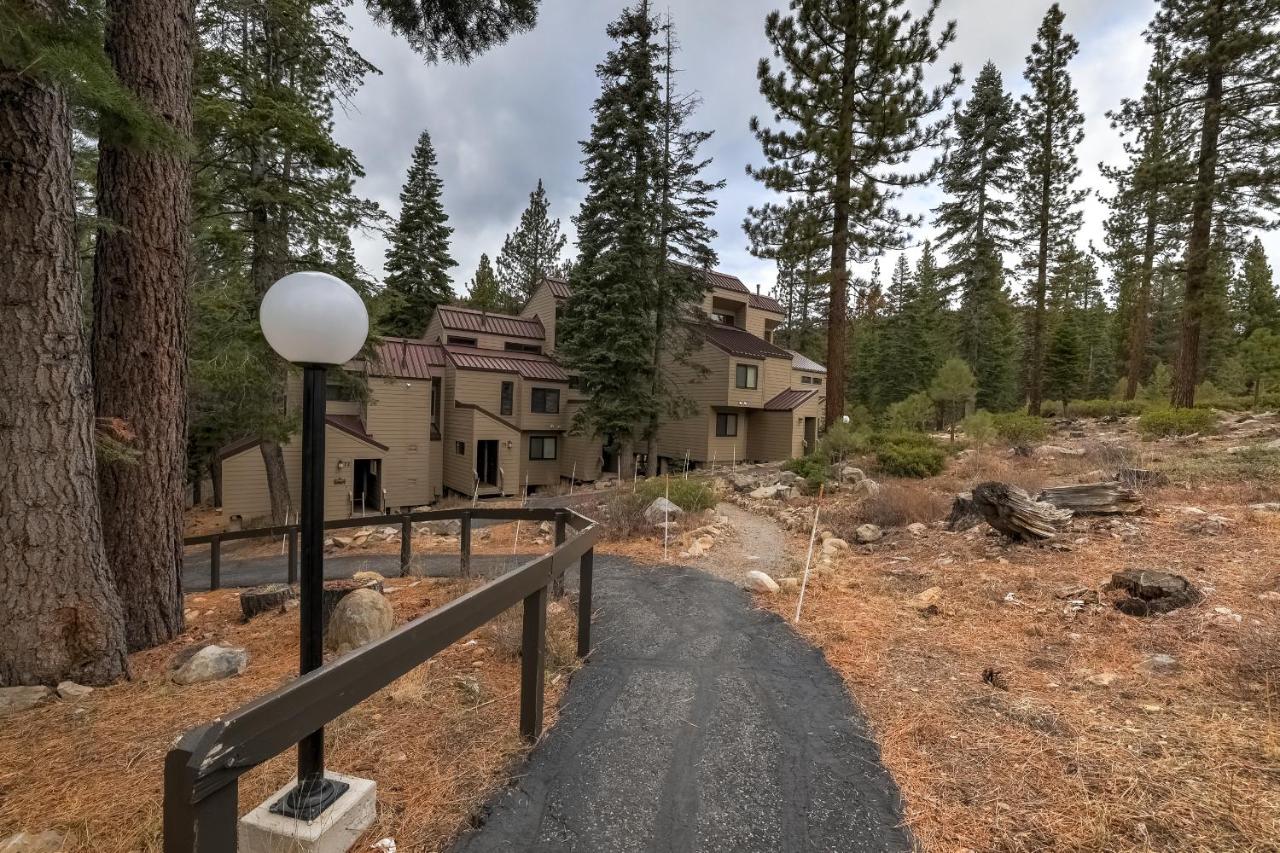 Alpine Escape: Tahoe Oasis Steps from Lake - Ferienwohnung