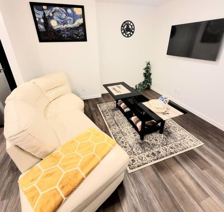 B&B Calgary - Somy Suite - Cozy 2bedrom basement with two queens bed and free street parking - Bed and Breakfast Calgary