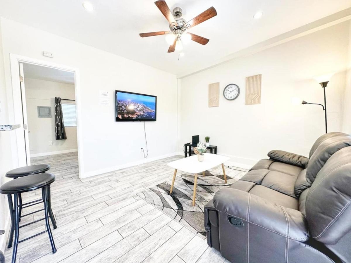 Modern Retreat Just Outside The City - B&B