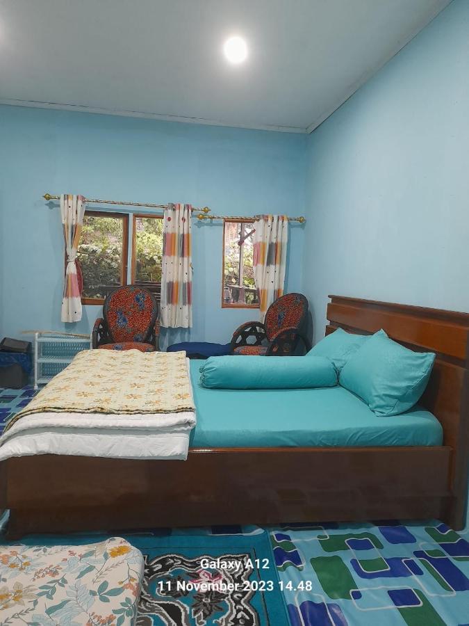 Homestay Subarda Kamar Wine - B&B