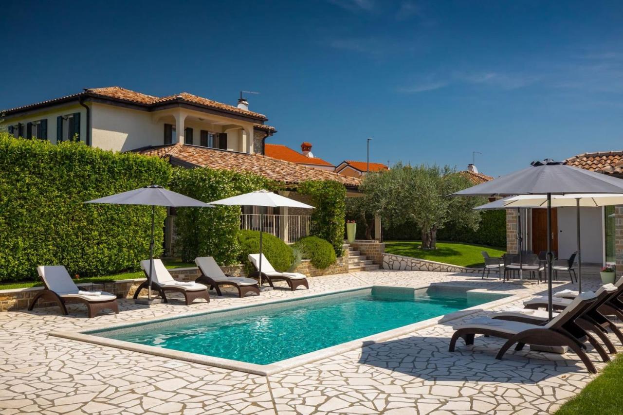 Rustic villa Inga with pool and grill in Buje - B&B