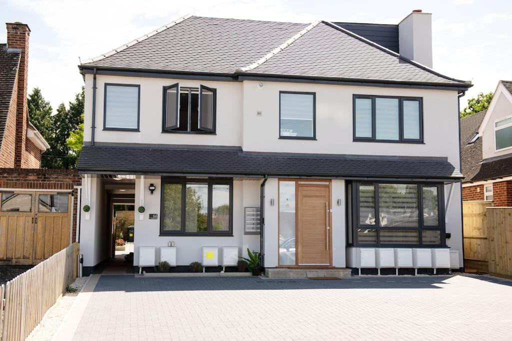 Walnut Flats-F2, 3-Bedroom with Garden & Patio - AC, Parking, Netflix, WIFI - Close to Oxford, Bicester & Blenheim Palace - Chambres d'hôtes Oxford