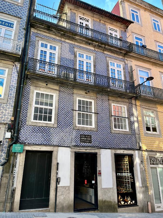 Historic apartment at Cardosas with balcony - B&B Oporto
