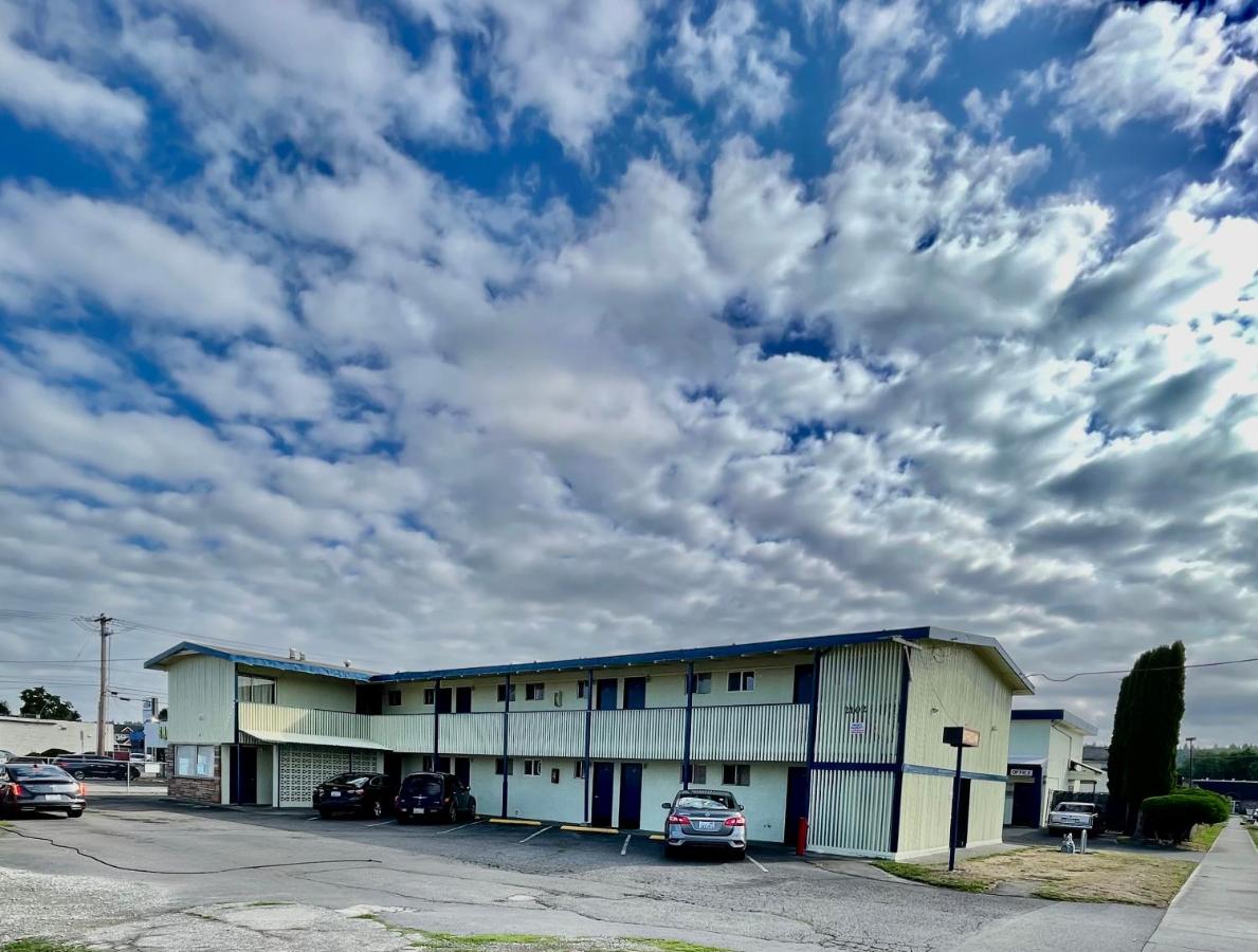 Royal A Motel - Bed and Breakfast