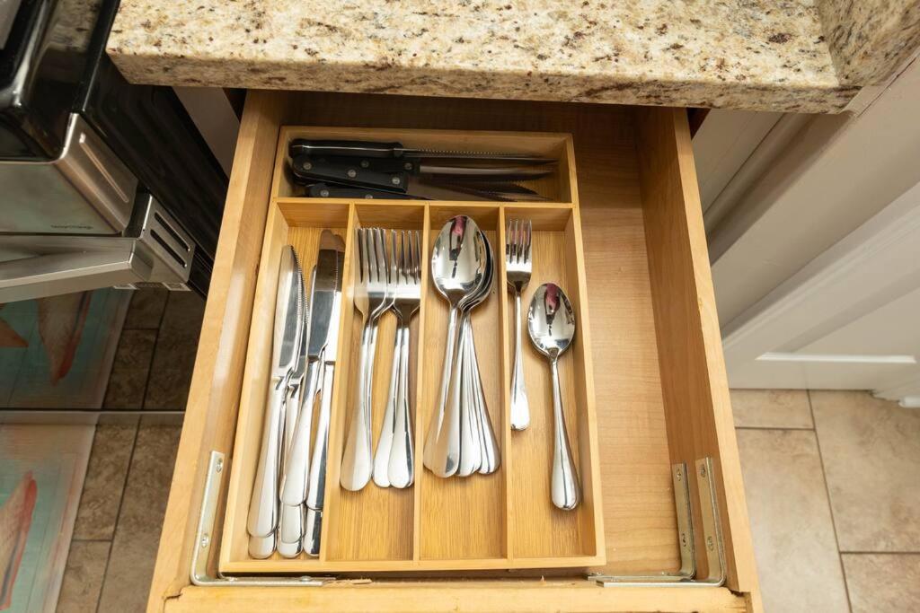 Beach Home w Peloton & Pool & Billiards - B&B Raleigh