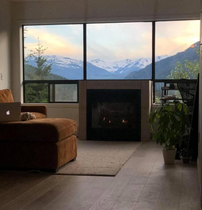 B&B Whistler - Amazing Views 2 BR/2 BA Ski In Ski Out Condo - Bed and Breakfast Whistler