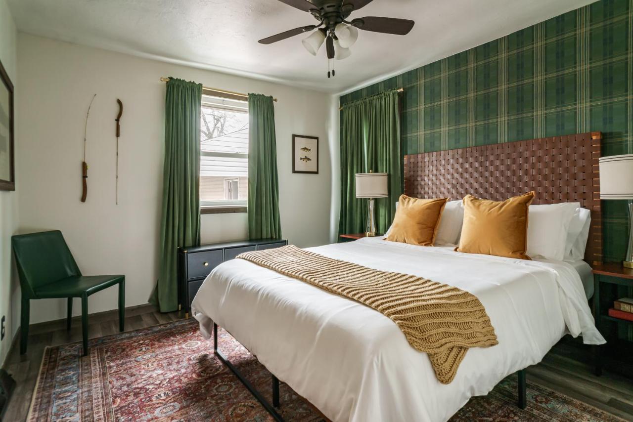 12-mins walk to ND - BBQ I Old Money Sports Glam - Pet Friendly! - B&B South Bend