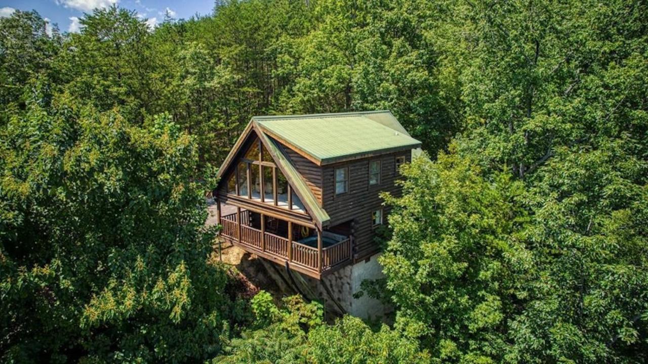 Smoky Paws - Exceptional Cabin, Stunning Mountain Views, Hot Tub, Tranquil, Gigabit Internet, Free L2 EV - B&B