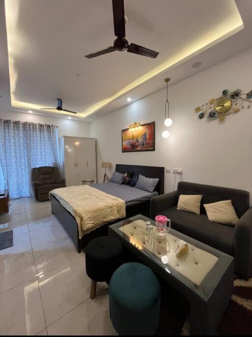B&B Noida - Praavi suites - Bed and Breakfast Noida