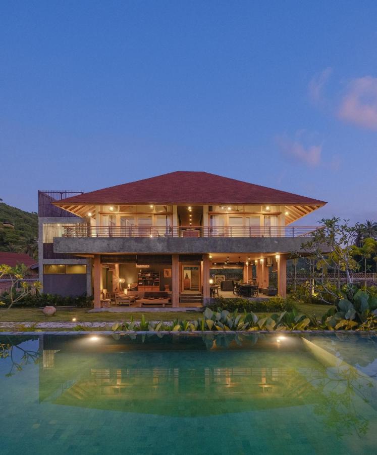 Gudea Living Villa Surfer Dream Retreat Areguling Beach - B&B Katilampak