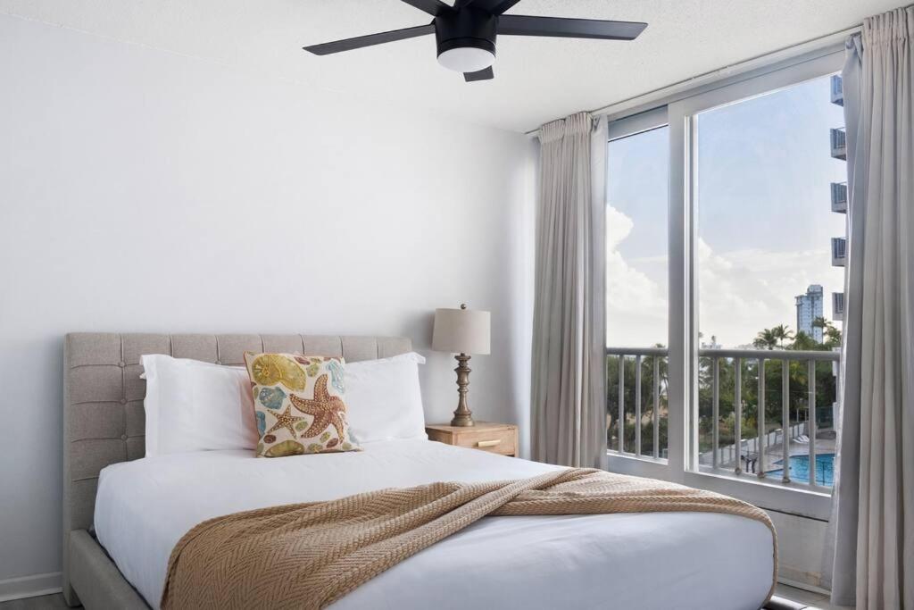 Media Luna Studio Oceanview Pool - Bed and Breakfast San Juan