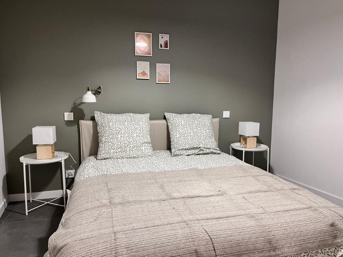 Appartement Premium avec Terrasse - Parking privatif Gratuit - Fibre Wi-Fi - À 2 min Centre-Ville Dole - Chambres d'hôtes Dole