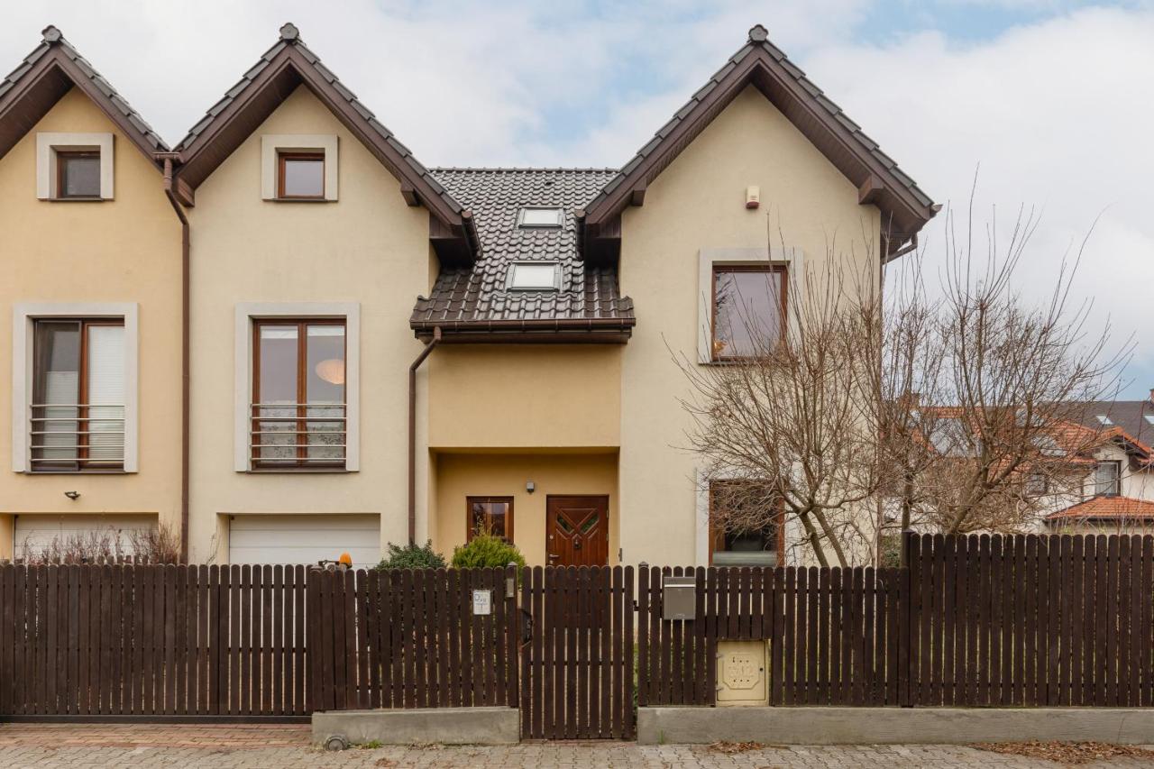 Spacious Two-Story 4-Bedroom House with Parking and Garden in Warsaw by Noclegi Renters - Ferienwohnung