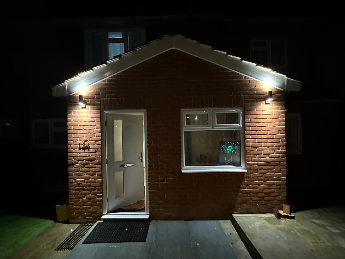 1st Studio Flat With full Private Toilet And Shower With its Own Kitchenette in Keedonwood Road Bromley A Fully Equipped Independent Studio Flat - B&B Bromley