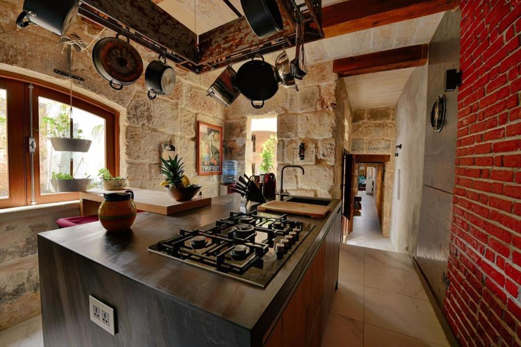 B&B Ix-Xagħra l-Ħamra - Luxury House of Character Golden Bay/Manikata. - Bed and Breakfast Ix-Xagħra l-Ħamra