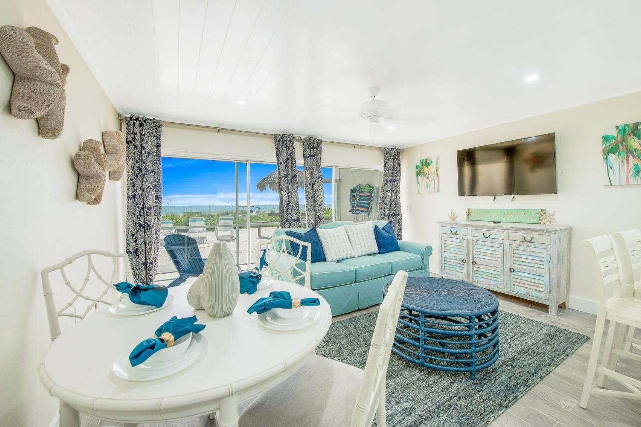 Coconuts Beachfront #107 - Bed and Breakfast