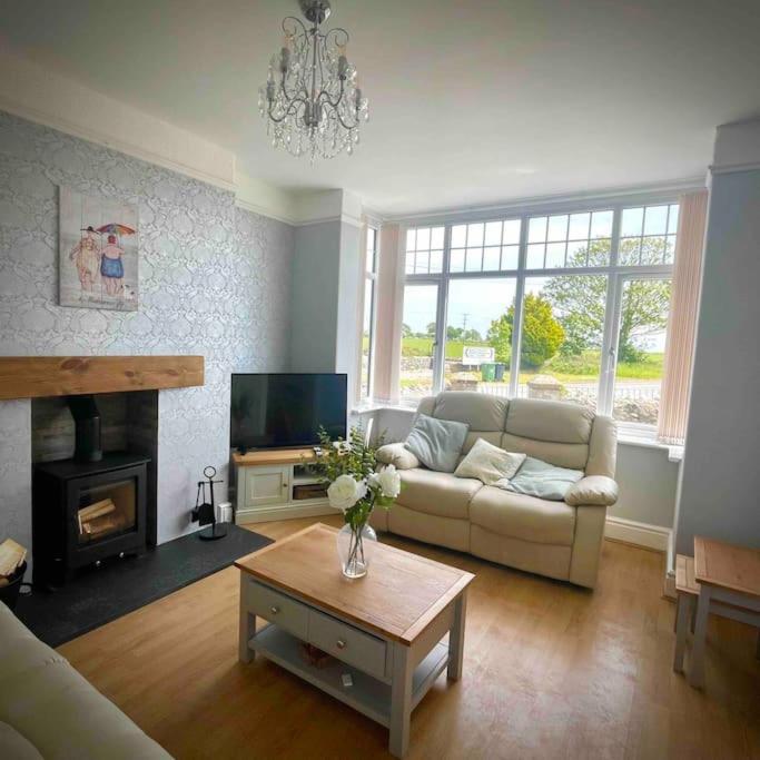 B&B Llangadwaladr - Coastal walks, Log burner & Hot tub - Bed and Breakfast Llangadwaladr