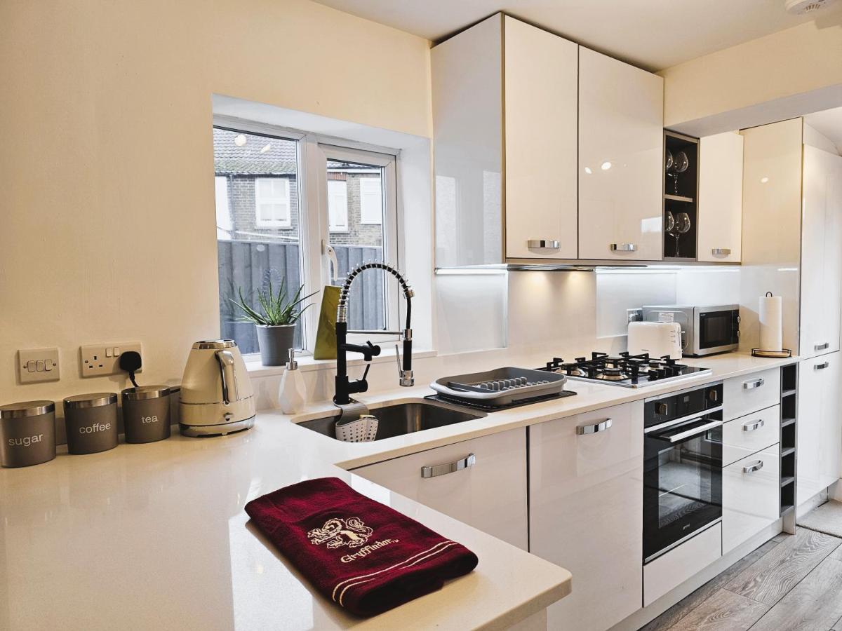 MAGICAL HARRY POTTER THEMED HOME IN WATFORD - FREE off-street PARKING - Ferienwohnung