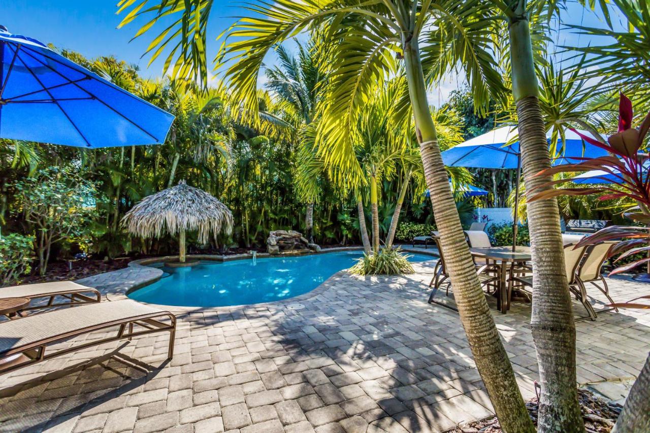 Ainsley Beach House - Bed and Breakfast