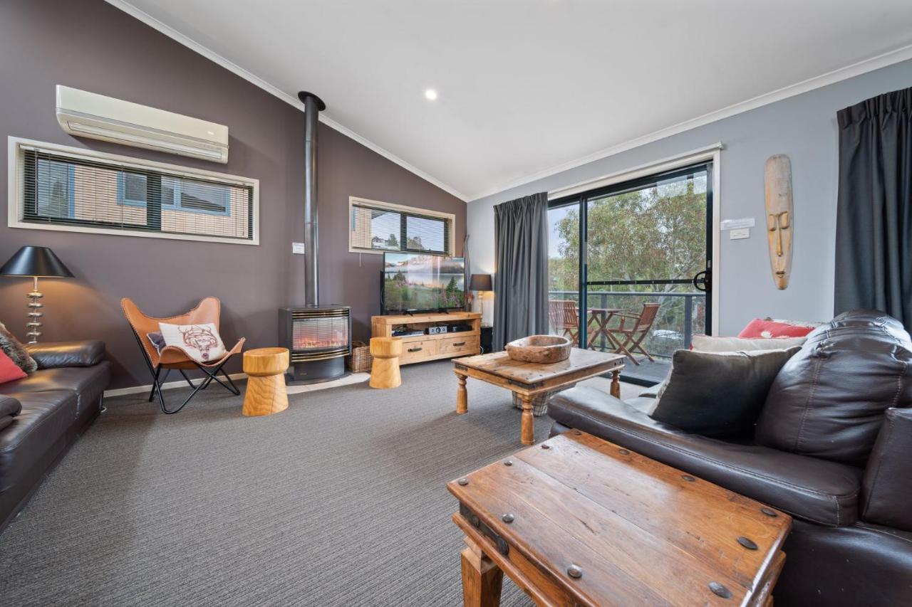 B&B Jindabyne - Acacia 2 Luxurious Holiday Townhouse - Bed and Breakfast Jindabyne