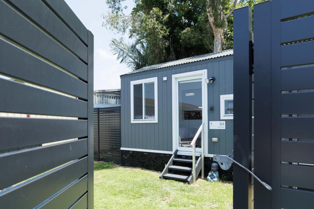 Sweet beautiful TINY HOME with pool and 2 minute drive to the beach - Ferienwohnung