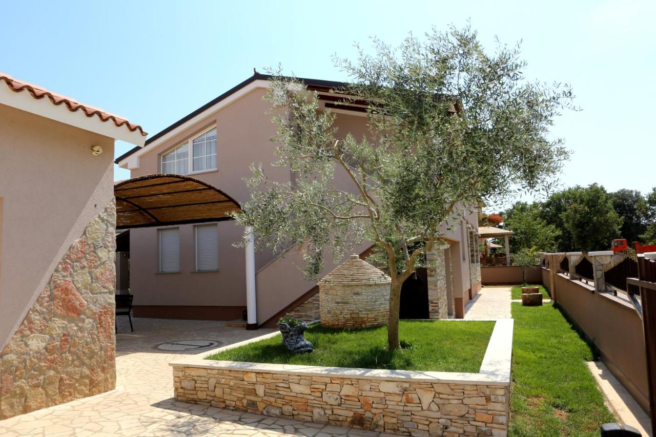 Luxury apartment Elis with private pool - Ferienwohnung