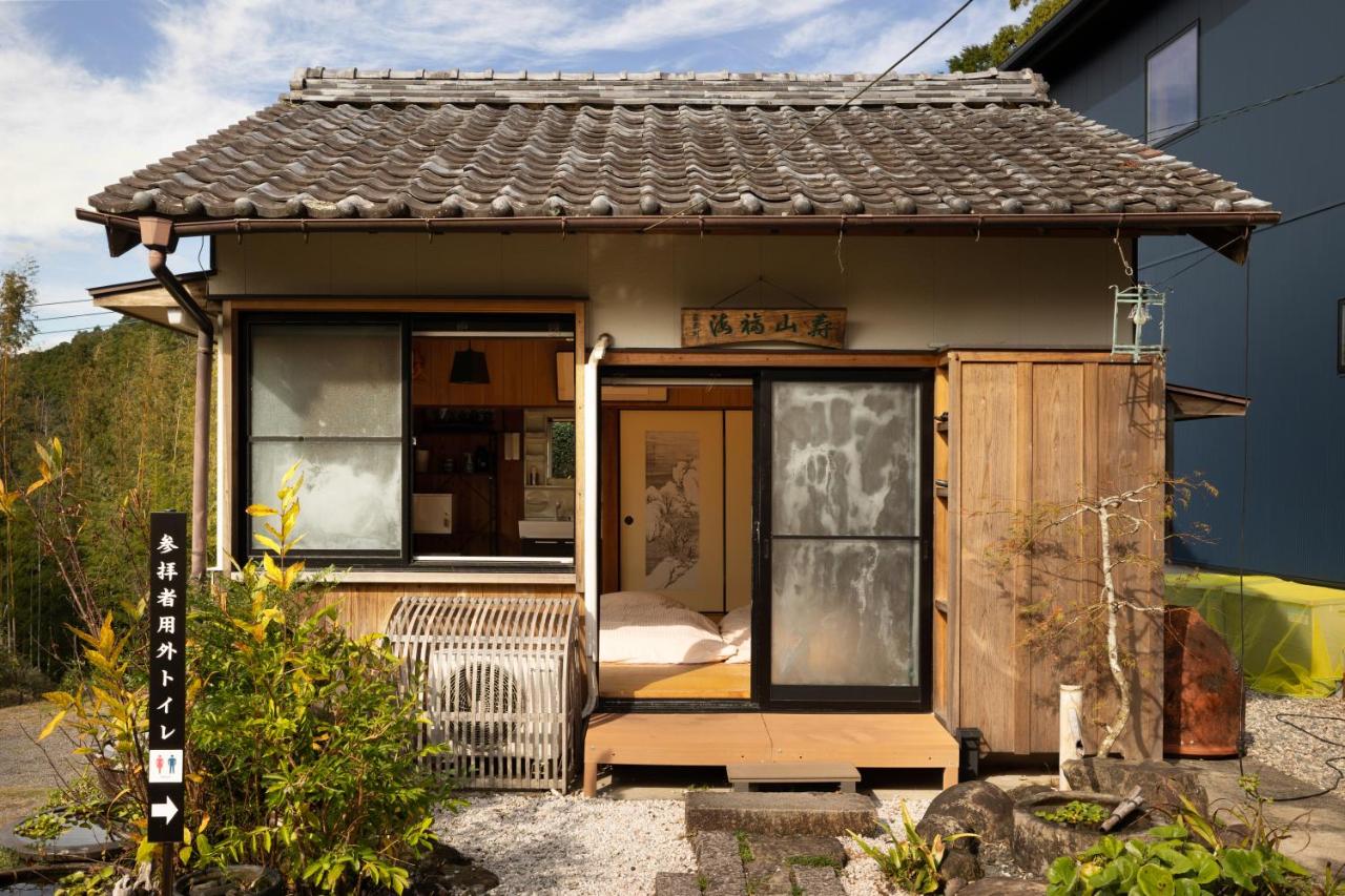 Twin Room with Shared Bathroom